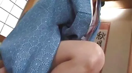 ជីតា fucks ស្ត្រីវ័យក្មេងនៅក្នុងរន្ធកោរនិងទទួលបាន blowjob ពីនាង