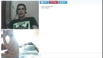 ក្មេងស្រីវ័យក្មេងពីរនាក់ fucked មិត្តប្រុសរបស់ពួកគេនៅក្នុង pussy និងលាក្នុងពេលតែមួយ