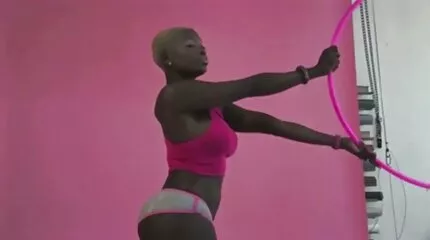 ពីរនាក់ទំនើប fucking-ឆ្កេក្តៅ fuck នៅក្នុង pussies និងផ្តល់រន្ធគូថទៅមិត្តប្រុស