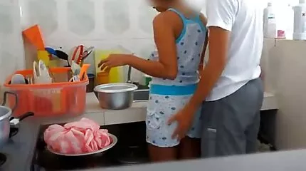 ស្រលាញ់ភេទដូចគ្នាវ័យក្មេងជាមួយនឹងស្ត្រី fucks strapon ធំនៅក្នុង pussy