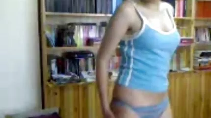 ក្មេងស្រីប៍នតង់ដេ fucked ដោយជល់ធំនៅក្នុង pussy និងមានអាហារញ៉ាំជាមួយ cum។