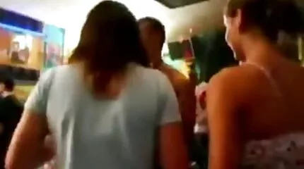 ប្តីរបស់នាងរ៉ូមែនទិច fucked លោកស្រី Rebecca Rainbo pec