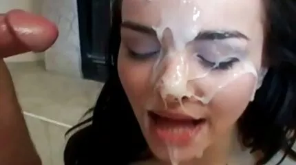 បុរសម្នាក់ fucked ម្តាយនៅក្នុង pussy នេះបន្ទាប់ពីឃើញនាងអាក្រាត