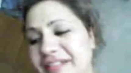 Fucked នៅក្នុងលាជាមួយឆ្កេវ័យក្មេងនិងជាបុរសម្នាក់ទំពែក