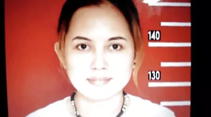 បុរសម្នាក់សាក់ fucks ស្រីស្អាតនៅលើគ្រែ