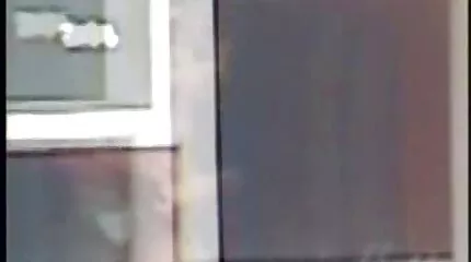 លាពណ៌ទង់ដែង fucked ពីក្រោយដោយបុរសម្នាក់នៅលើតុអាងទឹកមួយ