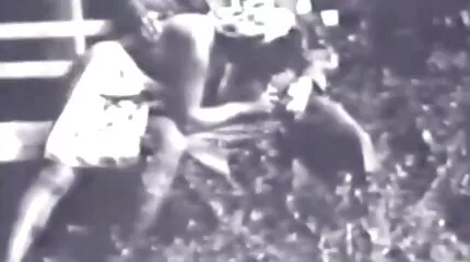 ជីតា fucks បុរសវ័យក្មេងនៅក្នុង pussy នៅលើតុផ្ទះបាយនិង cums នៅលើមុខរបស់នាង
