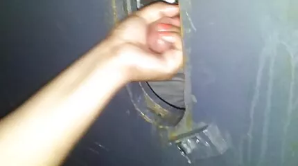អ្នកថតរូបនេះបានរៀបចំ fuck brunette មួយនិង fucked របស់នាងនៅក្នុង Pussy នៅក្នុងស្ទូឌីយោ។