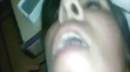 បុរសម្នាក់ fucks ក្បាលដោះនិងទទួលបានជាដើមនៅលើខ្លួនឯង