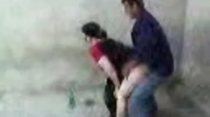 ពូមនុស្សពេញវ័យត្រូវបាន fucked ខ្លាំងនៅក្នុងលាដោយស្លុតវ័យក្មេងនិង cums ត្រឹមត្រូវ