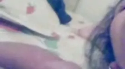 បុរសពីរនាក់ fuck មួយប៍នស្គមស្គាំងនៅក្នុង pussy និងលា
