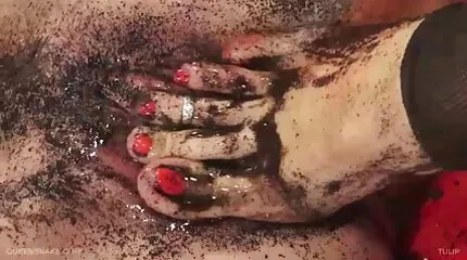 បុរស fuck ក្មេងស្រីដ៏ស្រស់ស្អាតនិងជាដើមនៅលើលារបស់នាង