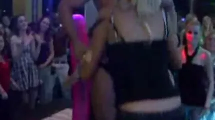 បន្ទាប់ពី blowjob មួយ,បុរសម្នាក់ fart ខ្លាំងនៅក្នុងលារបស់ក្មេងស្រីម្នាក់និងទទួលបានការឈានដល់ចំនុចកំពូលមួយ