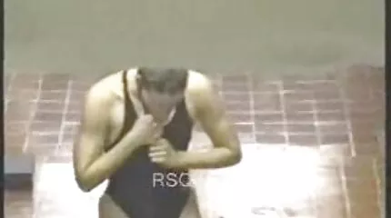 Brunette គួរឱ្យស្រលាញ់ fucked ដោយមិត្តភក្តិថ្មី