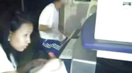 បុរសម្នាក់ fucked នេះ pussy កោរមិត្តស្រីជាទីស្រឡាញ់របស់គាត់
