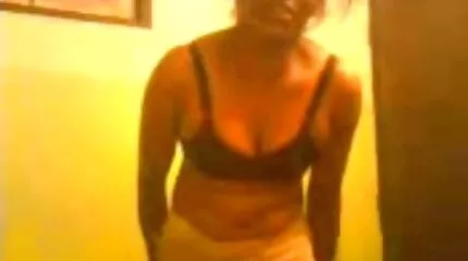 Hot mom fucks កូនប្រុសវ័យក្មេងរបស់នាងនៅក្នុងបន្ទប់ទឹក