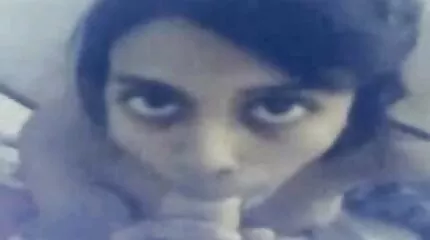 ភរិយាវ័យក្មេង fucks cuckold ប្តីរបស់មិត្តភក្តិនៅចំពោះមុខភ្នែករបស់នាងនិងមានភាពសប្បាយរីករាយ