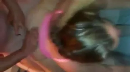 ក្មេងស្រី brunette ស្រវឹងមិត្តភក្តិ fucks រុស្ស៊ីនិងភេសជ្ជៈស្រាបៀរ
