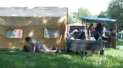 បុរសម្នាក់ fucked ផ្ទះល្វែងក្មេងស្រី cumming នៅលើក្រពះរបស់នាង
