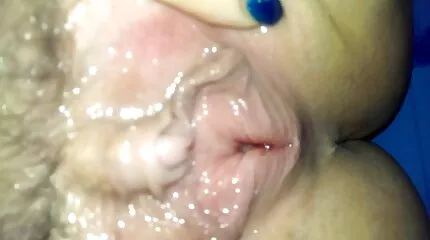 ក្មេងស្រីរុស្ស៊ី fucked នៅក្នុងលាដោយបុរសម្នាក់ដែលចង់ cum នៅខាងក្នុងរបស់នាង