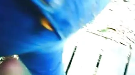 បុរសវ័យក្មេង fucks ស្រីស្អាតបញ្ចេញជាដើមរបស់គាត់នៅលើមុខរបស់នាង