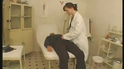 បុរសម្នាក់នេះ fucks ម្តាយចុងរបស់គាត់នៅក្នុងសត្វលានេះជំនួសមាន់ជល់ដោយមានមាន់