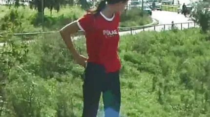 បុរសរុស្ស៊ីពីរនាក់ fuck brunette ក្នុង pussy និងលាមួយក្នុងពេលតែមួយ