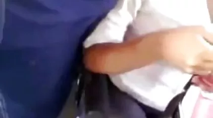 បុរសម្នាក់ fucks ក្មេងស្រីនៅក្នុង pantyhose នៅក្នុងបន្ទប់ទទួលភ្ញៀវ