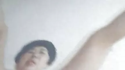 បុរសម្នាក់ fucks ក្មេងស្រីខូចនៅលើឥដ្ឋដែលអង្គុយនៅលើជល់ pussy