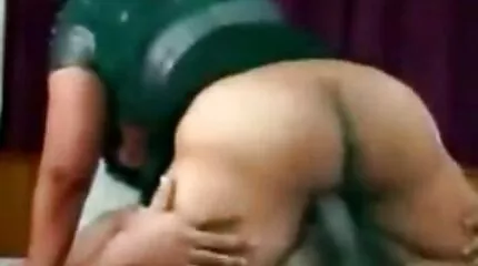 Fucking ងប់ងល់នៃស្ត្រីដែលមានភាពចាស់ទុំជាមួយនឹងគូស្នេហ៍វ័យក្មេងចូលចិត្តពួកគេទាំងពីរ