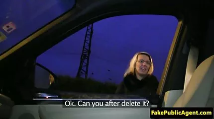 មុំ fucks កូនស្រីវ័យក្មេងជាមួយនឹងជល់កៅស៊ូ