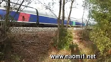 ប្តីវ័យក្មេង fucked ប្រពន្ធដែលនៅលើការកាត់តារាង
