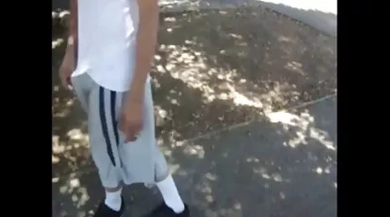 ក្មេងប្រុសវ័យក្មេង fucking នៅលើគ្រែពៅ
