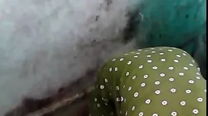 ក្មេងស្រីដ៏ស្រស់ស្អាត fucked ដោយបុរសពីរនាក់នៅក្នុងលានេះ