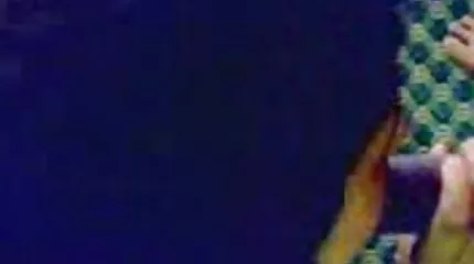 ពណ៌ទង់ដែងដ៏ស្រស់ស្អាត fucked ដោយបុរសពីរនាក់