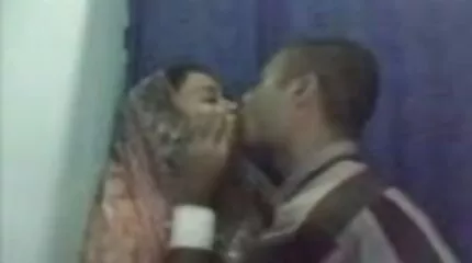 Fucks brunette ដ៏ស្រស់ស្អាតឥតខ្ចោះជាមួយបុរសម្នាក់