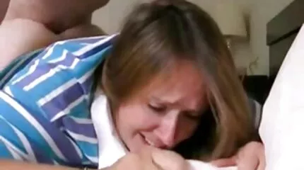 Brunette វ័យក្មេងទន់ភ្លន់ fucks ខ្លួនឯងជាមួយនឹងប្រដាប់ក្មេងលេងការរួមភេទនៅក្នុងសត្វលានិងកោរ pussy