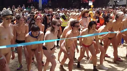 បន្ទាប់ពីការម៉ាស្សាប៍ន fucked នៅក្នុងរចនាប័ទ្ម Doggy Pussy