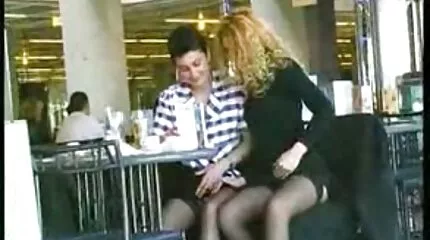 ក្រុមបុរសមួយ fucked ឥតខ្ចោះក្មេងស្រីរុស្ស៊ីនៅក្នុងសត្វលានេះ