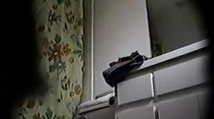ឯកជន fuck រុស្ស៊ីក្នុងអំឡុងពេលដែលស្ត្រីវ័យក្មេងដែលបានទទួលដូសនៃការជាមួយនៅក្នុងរន្ធមួយ