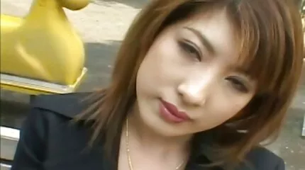 Bionda blonde និង brunette fucked ជាមួយ strapon