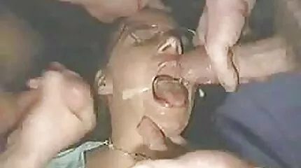 ប៍នតង់ដេដើរជាមួយ pussy និង caress ខ្លួននាងផ្ទាល់របស់នាង